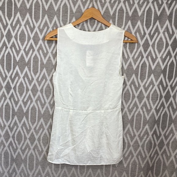 Banana Republic Sleeveless Ivory/ Cream V-Neck Blouse with Tulip Hem Size: 6 NWT - Picture 3 of 3